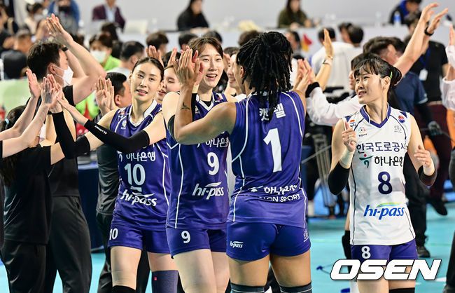 [OSEN=김천, 이석우 기자]한국도로공사 선수들이 극적인 역전승을 올리고 챔피언결정전을 5차전까지 끌고 가며 기쁨을 나누고 있다. 2023.04.04 / foto0307@osen.co.kr