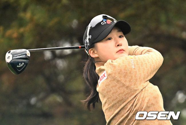 여유로운 표정의 선배들과는 다른 분위기