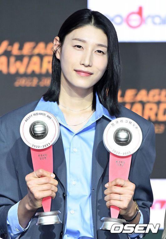 [OSEN=조은정 기자]MVP를 수상한 흥국생명 김연경이 포즈를 취하고 있다. 2023.04.10 /cej@osen.co.kr