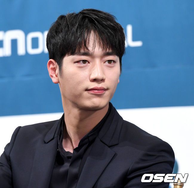 [OSEN=최규한 기자] 2일 오후 서울 논현동 임피리얼 팰리스 호텔에서 OCN 새 토일드라마 ’왓쳐(WATCHER)' 제작발표회가 열렸다.배우 서강준이 참석해 취재진의 질문을 듣고 있다. /dreamer@osen.co.kr