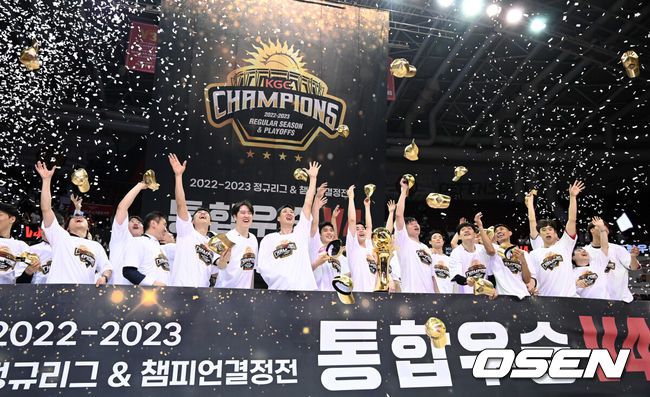 [OSEN=안양, 이대선 기자] 안양 KGC가 대망의 챔피언 왕관까지 거머쥐며 '트리플 크라운'을 달성했다.안양 KGC는 7일 오후 6시 안양체육관에서 열린 2022-2023시즌 SKT 에이닷 프로농구 챔피언결정전 7차전에서서울 SK를 100-97로 제압했다.이로써 KGC는 시리즈 전적 4승 3패로 우승 트로피를 들어 올리며 구단 역사상 두 번째 통합우승을 차지했다.정규리그 '와이어 투 와이어' 우승에 이은 완벽한 마무리다. KBL 역사상 6번째로 7차전까지 이어진 대장정은 KGC의 해피 엔딩으로 막을 내렸다.KGC 선수들이 기념촬영을 하고 있다. 2023.05.07 /sunday@osen.co.kr