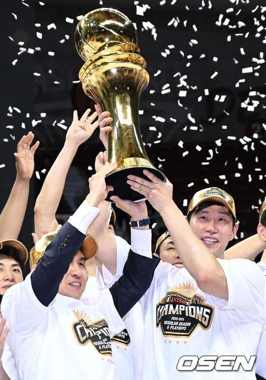 [OSEN=안양, 이대선 기자] 안양 KGC가 대망의 챔피언 왕관까지 거머쥐며 '트리플 크라운'을 달성했다.안양 KGC는 7일 오후 6시 안양체육관에서 열린 2022-2023시즌 SKT 에이닷 프로농구 챔피언결정전 7차전에서서울 SK를 100-97로 제압했다.이로써 KGC는 시리즈 전적 4승 3패로 우승 트로피를 들어 올리며 구단 역사상 두 번째 통합우승을 차지했다.정규리그 '와이어 투 와이어' 우승에 이은 완벽한 마무리다. KBL 역사상 6번째로 7차전까지 이어진 대장정은 KGC의 해피 엔딩으로 막을 내렸다.KGC 김상식 감독과 오세근이 우승 세리머니를 하고 있다. 2023.05.07 /sunday@osen.co.kr