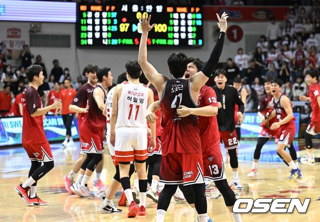 [OSEN=안양, 이대선 기자] 안양 KGC가 대망의 챔피언 왕관까지 거머쥐며 '트리플 크라운'을 달성했다.안양 KGC는 7일 오후 6시 안양체육관에서 열린 2022-2023시즌 SKT 에이닷 프로농구 챔피언결정전 7차전에서서울 SK를 100-97로 제압했다.이로써 KGC는 시리즈 전적 4승 3패로 우승 트로피를 들어 올리며 구단 역사상 두 번째 통합우승을 차지했다.정규리그 '와이어 투 와이어' 우승에 이은 완벽한 마무리다. KBL 역사상 6번째로 7차전까지 이어진 대장정은 KGC의 해피 엔딩으로 막을 내렸다.KGC 선수들이 승리의 기쁨을 나누고 있다. 2023.05.07 /sunday@osen.co.kr