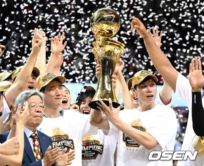 [OSEN=안양, 이대선 기자] 안양 KGC가 대망의 챔피언 왕관까지 거머쥐며 '트리플 크라운'을 달성했다.안양 KGC는 7일 오후 6시 안양체육관에서 열린 2022-2023시즌 SKT 에이닷 프로농구 챔피언결정전 7차전에서서울 SK를 100-97로 제압했다.이로써 KGC는 시리즈 전적 4승 3패로 우승 트로피를 들어 올리며 구단 역사상 두 번째 통합우승을 차지했다.정규리그 '와이어 투 와이어' 우승에 이은 완벽한 마무리다. KBL 역사상 6번째로 7차전까지 이어진 대장정은 KGC의 해피 엔딩으로 막을 내렸다.KGC 양희종과 오세근이 우승 세리머니를 하고 있다. 2023.05.07 /sunday@osen.co.kr