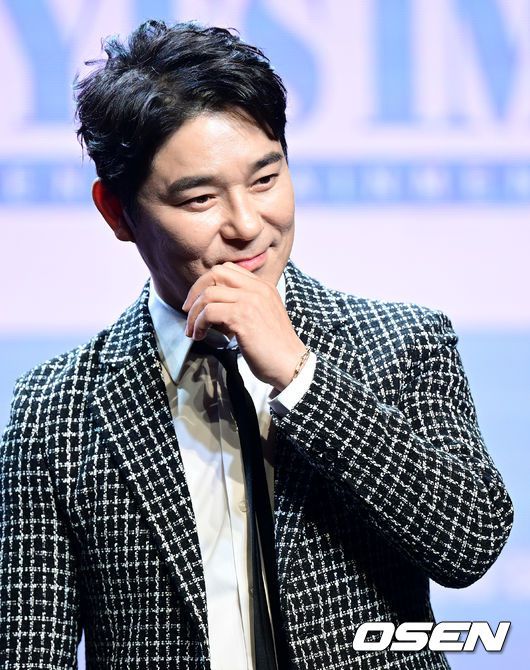 [OSEN=최규한 기자] 가수 임창정이 8일 오후 서울 청담동 일지아트홀에서 세번째 미니앨범 ‘멍청이’ 발매 쇼케이스를 가졌다.임창정이 무대를 앞두고 포토타임을 하고 있다. 2023.02.08 / dreamer@osen.co.kr