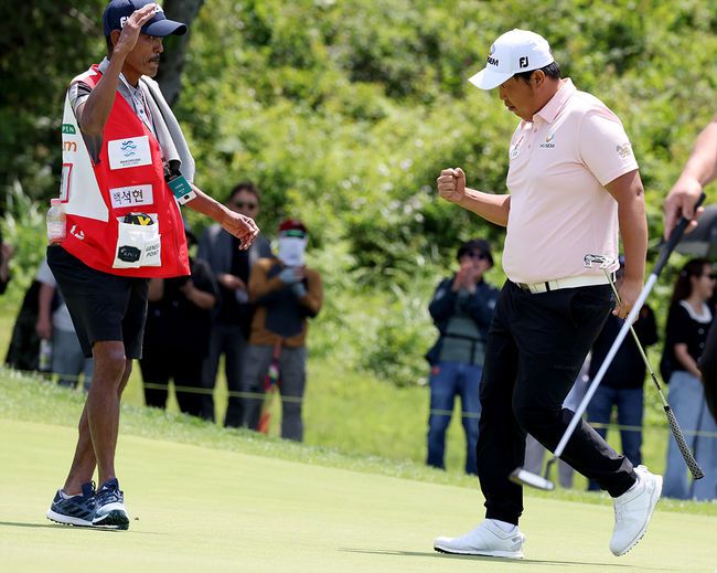 백석현이 4번홀에서 이글에 성공한 뒤 세리머니를 하고 있다.