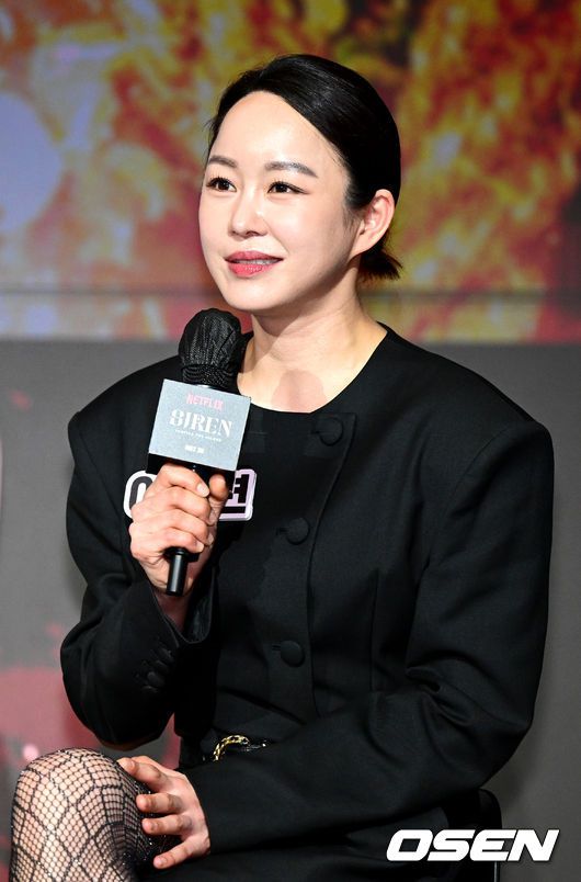 [OSEN=최규한 기자] 24일 서울 마포동 호텔 나루 서울 엠갤러리에서 넷플릭스 예능 '사이렌: 불의 섬' 제작발표회가 열렸다.김경애(스턴트팀 리더), 김봄은(군인팀 리더), 김현아(소방팀 리더), 김혜리(경찰팀 리더), 김희정(운동팀 리더), 이수련(경호팀 리더)가 포즈를 취하고 있다. 2023.05.24 / dreamer@osen.co.kr