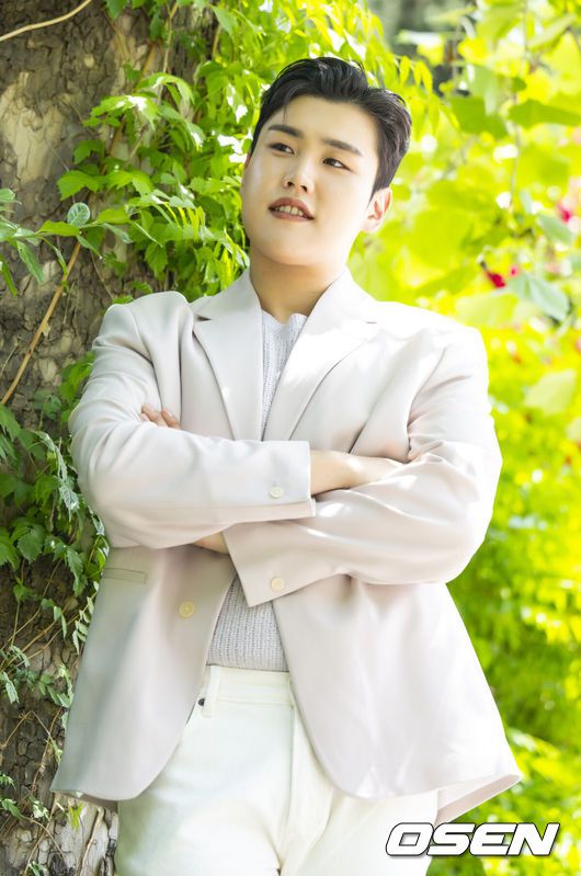 [OSEN=김성락 기자] TV조선 ‘미스터트롯2’ 출신 가수 고정우가 정식 데뷔 앨범 발매를 앞두고 최근 서울 마포구 OSEN 사옥에서 인터뷰를 가졌다.고정우가 인터뷰에 앞서 포즈를 취하고 있다. 2023.05.27 /ksl0919@osen.co.kr