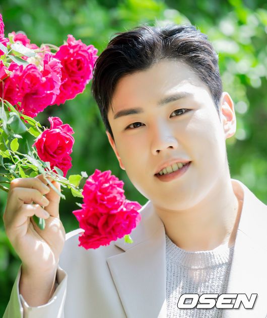 [OSEN=조은정 기자] TV조선 ‘미스터트롯2’ 출신 가수 고정우가 정식 데뷔 앨범 발매를 앞두고 최근 서울 마포구 OSEN 사옥에서 인터뷰를 가졌다.고정우가 인터뷰에 앞서 포즈를 취하고 있다. 2023.05.27 /cej@osen.co.kr