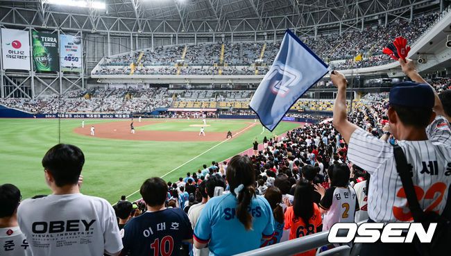 [OSEN=고척, 박준형 기자]고척 시즌 세번째 만원관중을 기록한 가운데 수많은 팬들이 응원을 하고 있다. 2023.05.27 / soul1014@osen.co.kr