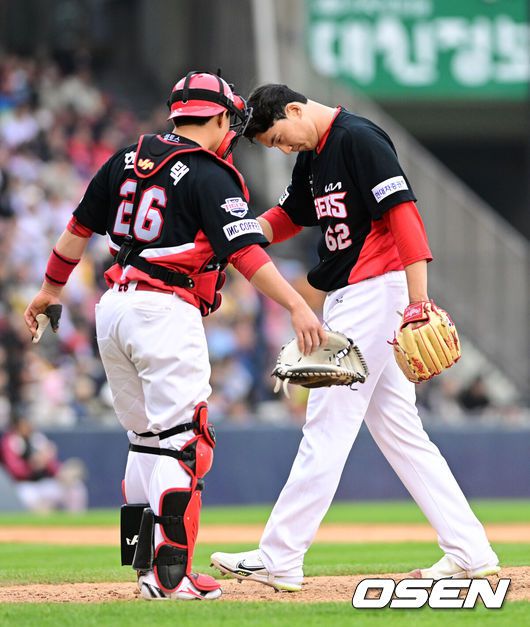 [OSEN=잠실, 지형준 기자] 9회말 무사 1,2루에서 KIA 정해영이 교체되고 있다. 2023.04.30 /jpnews@osen.co.kr