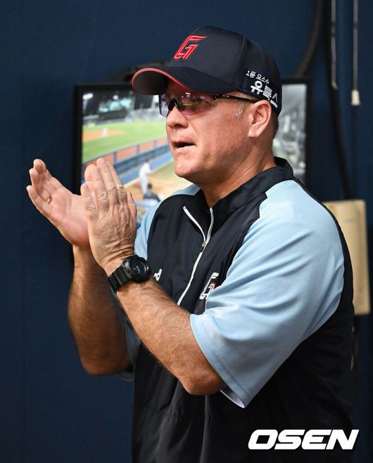 [OSEN=잠실, 최재현 기자] 30일 오후 서울 송파구 잠실야구장에서 2023 신한은행 SOL KBO리그 LG 트윈스와와 롯데 자이언츠의 경기가 열렸다. 롯데 서튼 감독이 선수들을 지켜보고 있다. 2023.05.30 /hyun309@osen.co.kr