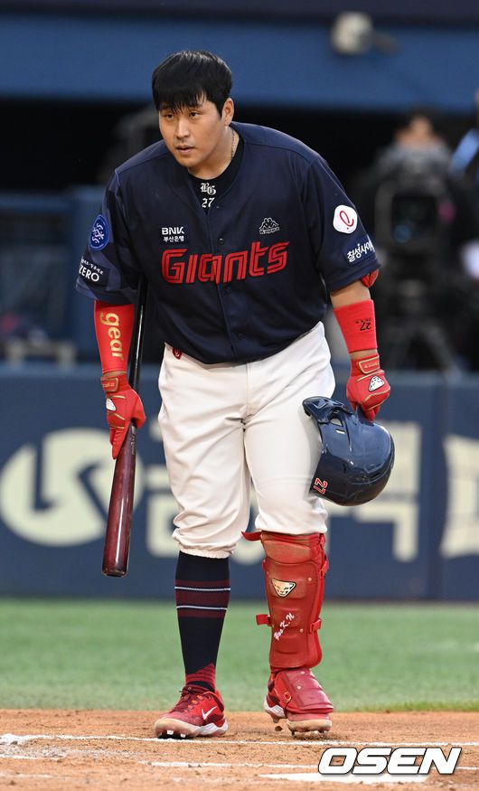 [OSEN=잠실, 최재현 기자] 30일 오후 서울 송파구 잠실야구장에서 2023 신한은행 SOL KBO리그 LG 트윈스와와 롯데 자이언츠의 경기가 열렸다. 2회초 1사 타석에 들어선 유강남이 LG 팬들에게 인사를 하고 있다. 2023.05.30