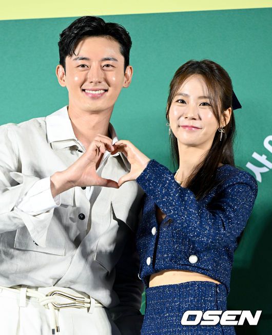 [OSEN=조은정 기자]31일 오후 서울 광진구 롯데시네마 건대입구에서 영화 '빈틈없는 사이(감독 이우철)’ 제작보고회가 열렸다.  배우 한승연, 이지훈이 포즈를 취하고 있다. 2023.05.31 /cej@osen.co.kr