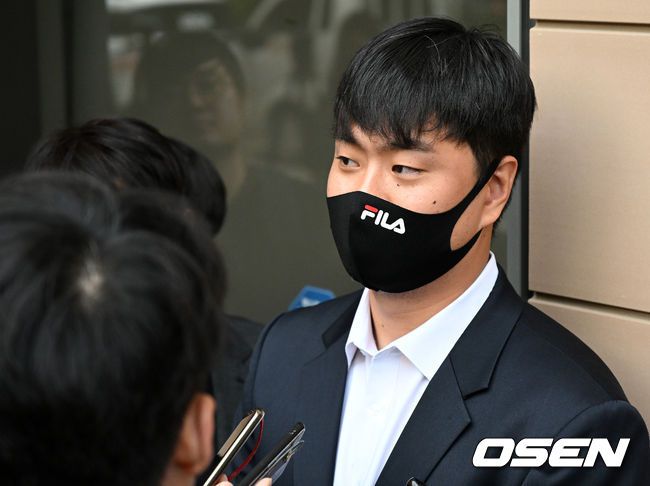 [OSEN=이대선 기자] 학창 시절 학교 폭력 혐의로 기소된 두산 베어스 이영하가 31일 오전 서울서부지방법원에서 선고 공판에 참석해 무죄를 선고 받았다.이영하가 취재진에 둘러싸여 인터뷰를 하고 있다. 2023.05.31 /sunday@osen.co.kr