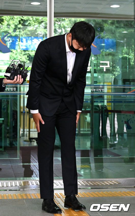 [OSEN=이대선 기자] 학창 시절 학교 폭력 혐의로 기소된 두산 베어스 이영하가 31일 오전 서울서부지방법원에서 선고 공판에 참석해 무죄를 선고 받았다.이영하가 법원을 나서며 인사를 하고 있다. 2023.05.31 /sunday@osen.co.kr