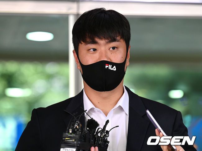 [OSEN=이대선 기자] 학창 시절 학교 폭력 혐의로 기소된 두산 베어스 이영하가 31일 오전 서울서부지방법원에서 선고 공판에 참석해 무죄를 선고 받았다.이영하가 인터뷰를 하고 있다. 2023.05.31 /sunday@osen.co.kr
