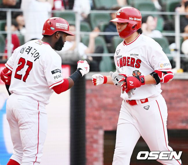 [OSEN=인천, 민경훈 기자]3회말 SSG 선두타자로 나온 최정이 중월 솔로 홈런을 날린 후 에레디아와 하이파이브를 하고 있다. 2023.06.01 /rumi@osen.co.kr