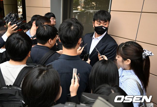 [OSEN=이대선 기자] 학창 시절 학교 폭력 혐의로 기소된 두산 베어스 이영하가 31일 오전 서울서부지방법원에서 선고 공판에 참석해 무죄를 선고 받았다.이영하가 취재진에 둘러싸여 인터뷰를 하고 있다. 2023.05.31 /sunday@osen.co.kr