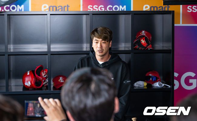 [OSEN=인천, 민경훈 기자]SSG 김광현이 지난 WBC 대회 기간 중의 음주 논란에 대해 덕아웃에서 사과하고 있다. 2023.06.01 /rumi@osen.co.kr