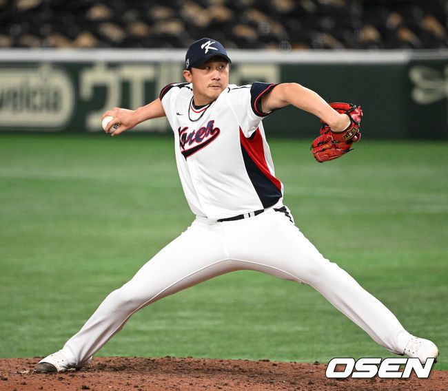 [OSEN=도쿄(일본), 손용호 기자] 이강철 감독이 이끄는 대한민국 대표팀이 12일 오후 일본 도쿄돔에서 2023 월드베이스볼클래식(WBC) B조 1라운드 3차전 체코와의 경기를 가졌다.8회초 2사 만루에서 한국 이용찬이 역투하고 있다. 2023.03.12 /spjj@osen.co.kr