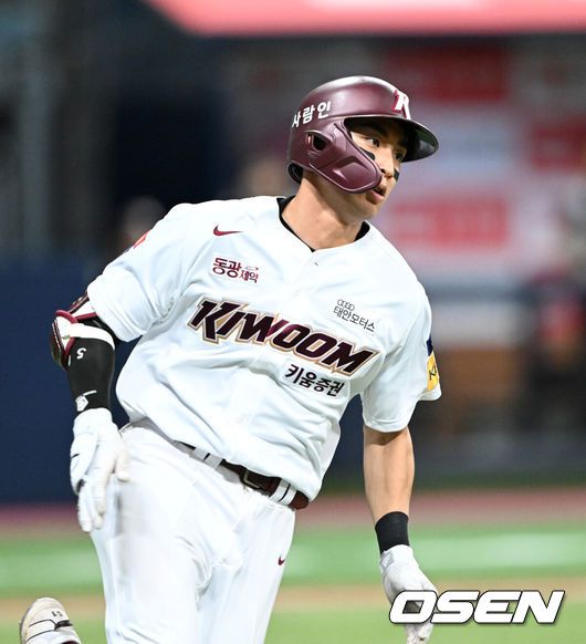 [OSEN=고척, 이대선 기자] 키움 이정후가 2루타를 치고 그라운드를 달리고 있다. 2023.05.17 /sunday@osen.co.kr