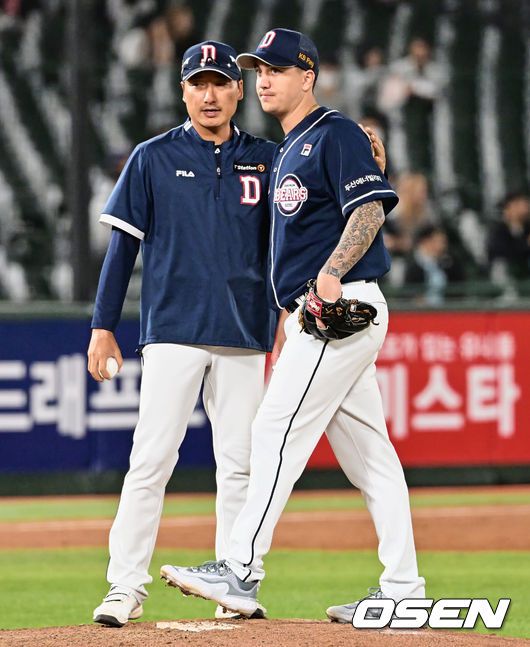 [OSEN=부산, 이석우 기자]두산 베어스 딜런이 6회말 무사 2, 3루 실점위기서 강판당하고 있다. 2023.05.11 / foto0307@osen.co.kr