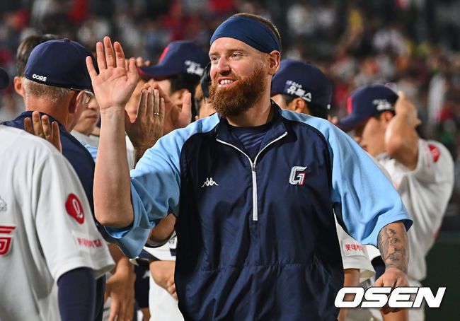 [OSEN=부산, 이석우 기자]롯데 자이언츠 스트레일리가 KIA 타이거즈에 14-2로 대승하고 기쁨을 나누고 있다. 2023.06.02 / foto0307@osen.co.kr