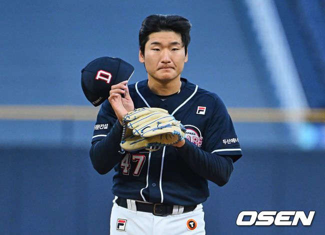 [OSEN=창원, 이석우 기자]두산 베어스 선발 투수 곽빈이 주심에게 인사를 하고 있다. 2023.05.31 / foto0307@osen.co.kr