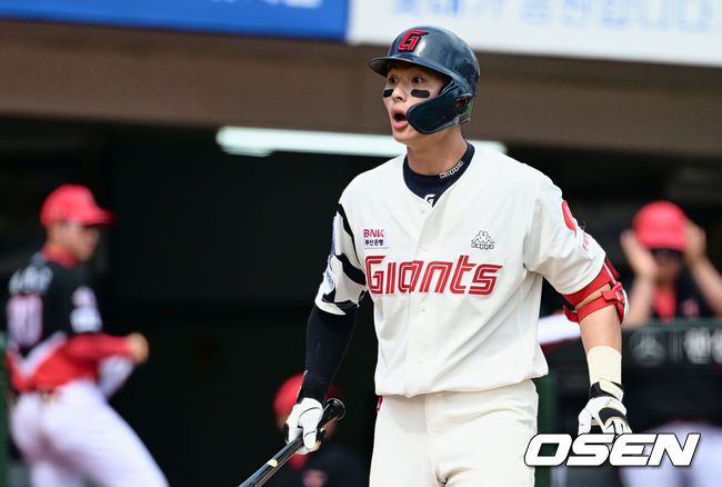 [OSEN=부산, 이석우 기자] 4일 부산 사직구장에서 2023 신한은행 SOL KBO리그 롯데 자이언츠와 KIA 타이거즈의 경기가 열렸다. 롯데 자이언츠 윤동희가 3회말 2사 1루 삼진 아웃당하자 볼 판정에 의아해하고 있다. 2023.06.04 / foto0307@osen.co.kr