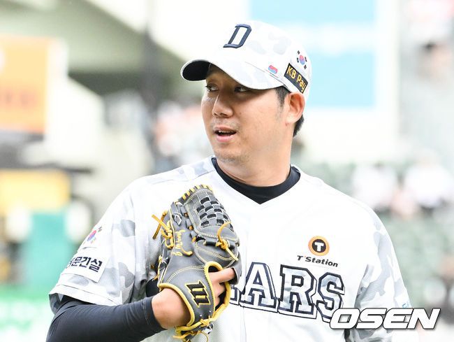 [OSEN=잠실, 조은정 기자]5회말을 무실점으로 이닝을 마친 두산 선발 장원준이 미소를 짓고 있다. 2023.06.06  /