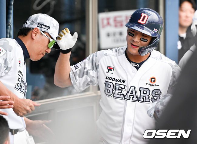 [OSEN=잠실, 조은정 기자] 6일 서울 잠실구장에서 2023 신한은행 SOL KBO리그 두산 베어스와 한화 이글스의 경기가 열렸다.3회말 2사 두산 김대한이 좌월 솔로 홈런을 날린 후 이승엽 감독과 기뻐하고 있다. 2023.06.06  /cej@osen.co.kr