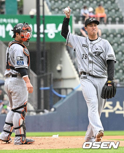 [OSEN=잠실, 조은정 기자] 6일 서울 잠실구장에서 2023 신한은행 SOL KBO리그 두산 베어스와 한화 이글스의 경기가 열렸다.4회말 1사 3루 한화 선발 장민재가 두산 김재환에게 볼넷을 내준 뒤 교체되고 있다. 2023.06.06  /cej@osen.co.kr