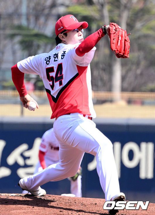 [OSEN=광주, 조은정 기자] 19일 광주 기아챔피언스필드에서 2023 KBO리그 두산 베어스와 KIA 타이거즈의 시범경기가 열렸다.1회초 KIA 선발 양현종이 힘차게 공을 던지고 있다. 2023.03.19 /cej@osen.co.kr