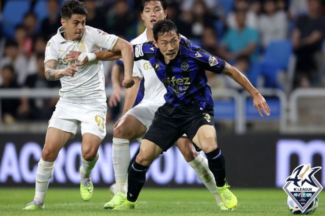 [사진] 윌리안과 김연수 / 한국프로축구연맹 제공.