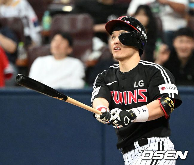 [OSEN=고척, 이대선 기자] 7일 오후 서울 고척스카이돔에서 ‘2023 신한은행 SOL KBO리그’ 키움 히어로즈와 LG 트윈스의 경기가 열렸다.8회초 2사 2루에서 LG 박동원이 좌월 투런 홈런을 치고 있다. 2023.06.07 /sunday@osen.co.kr