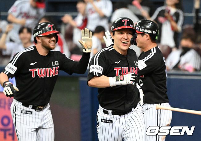 [OSEN=고척, 이대선 기자] 7일 오후 서울 고척스카이돔에서 ‘2023 신한은행 SOL KBO리그’ 키움 히어로즈와 LG 트윈스의 경기가 열렸다.8회초 2사 2루에서 LG 박동원이 좌월 투런 홈런을 치고 홈에서 동료들과 환호하고 있다. 2023.06.07 /sunday@osen.co.kr