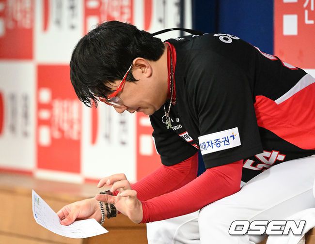 [OSEN=고척, 이대선 기자] 16일 오후 서울 고척스카이돔에서 ‘2023 신한은행 SOL KBO리그’ 키움 히어로즈와 KIA 타이거즈의 경기가 열렸다.6회말 수비를 마친 KIA 양현종이 더그아웃에서 분석지를 보고 있다. 2023.04.16 /sunday@osen.co.kr