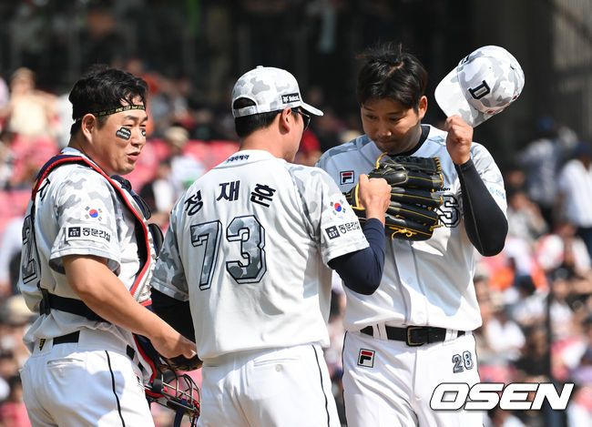 [OSEN=잠실, 조은정 기자]6회초 1사 두산 선발 장원준이 교체되고 있다. 2023.06.06  /cej@osen.co.kr