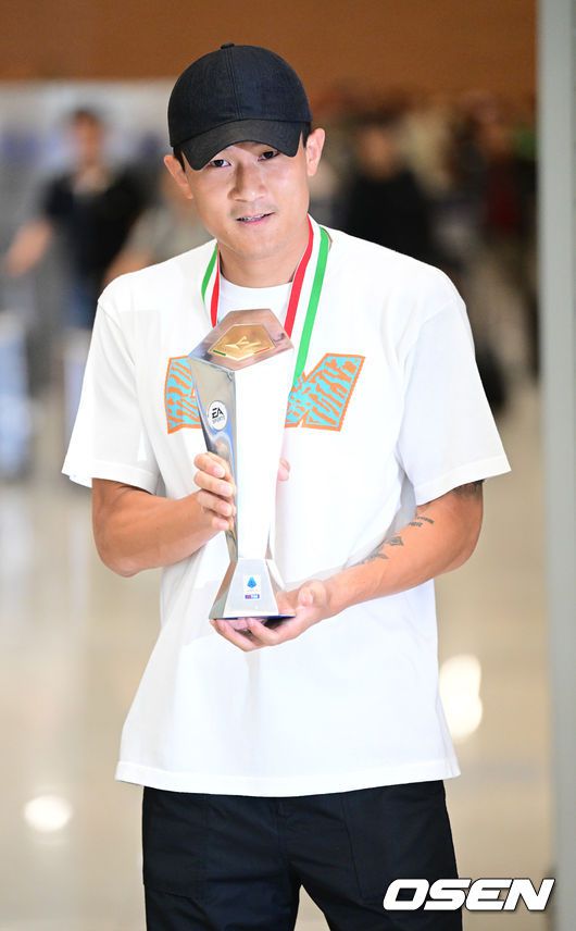 [OSEN=인천공항, 최규한 기자] ‘세리에A 올해의 수비수상’을 받은 김민재(27, 나폴리)가 시즌을 마치고 6일 오후 인천공항을 통해 귀국했다.터키 명문 페네르바체서 나폴리로 이적한 김민재는 빅리그에서 단 1년 만에 유럽최고 수비수로 우뚝섰다. 세리에A 마저 정복한 김민재는 이제 맨체스터 유나이티드, 리버풀, PSG 등 빅클럽들의 이적제의를 받고 있다.이날 귀국한 김민재는 3주간의 기초군사훈련 소화를 위해 오는 15일 훈련소에 입소할 예정이다. 따라서 김민재는 6월 대표팀의 평가전에서는 뛸 수 없다.김민재가 입국장에 들어서며 올해의 수비수상 트로피를 바라보고 있다. 2023.06.06 / dreamer@osen.co.kr