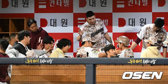 [OSEN=고척, 이대선 기자] 7일 오후 서울 고척스카이돔에서 ‘2023 신한은행 SOL KBO리그’ 키움 히어로즈와 LG 트윈스의 경기가 열렸다.6회말 1사 2루에서 키움 송성문의 좌전 적시타 때 홈을 밟은 2루주자 이정후가 더그아웃에서 동료들의 축하를 받고 있다. 2023.06.07 /sunday@osen.co.kr