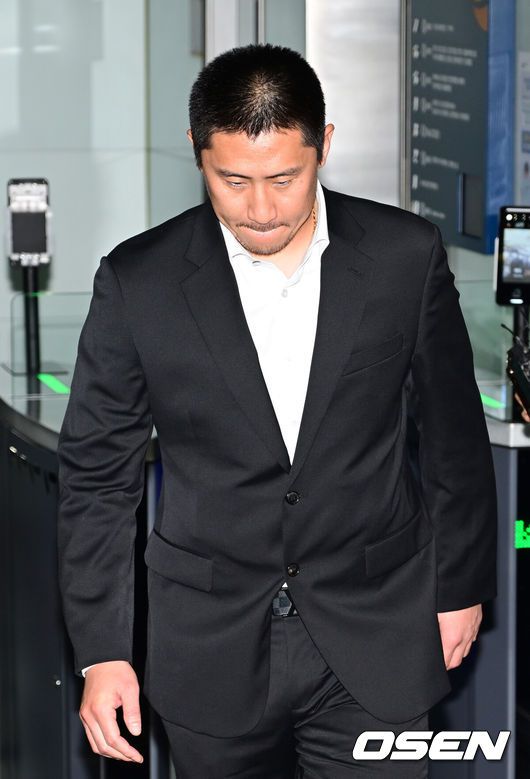 [OSEN=김성락 기자] 7일 오전 서울 강남구 KBO 야구회관에서 지난 월드베이스볼클래식(WBC) 기간 선수들의 음주 논란 관련 상벌위원회가 열렸다.NC 이용찬이 상벌위원회를 마친 뒤 야구회관을 나서고 있다. 2023.06.07 /ksl0919@osen.co.kr