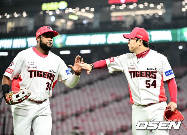 [OSEN=광주, 조은정 기자]11일 광주 북구 KIA챔피언스필드에서 ‘2023 신한은행 SOL KBO리그’ KIA 타이거즈와 한화 이글스의 경기가 열렸다.4회초 2사 2루 KIA 우익수 소크라테스가 한화 오그레디의 뜬공을 아웃처리한 뒤 양현종의 인사를 받고 있다. 2023.04.11 /cej@osen.co.kr