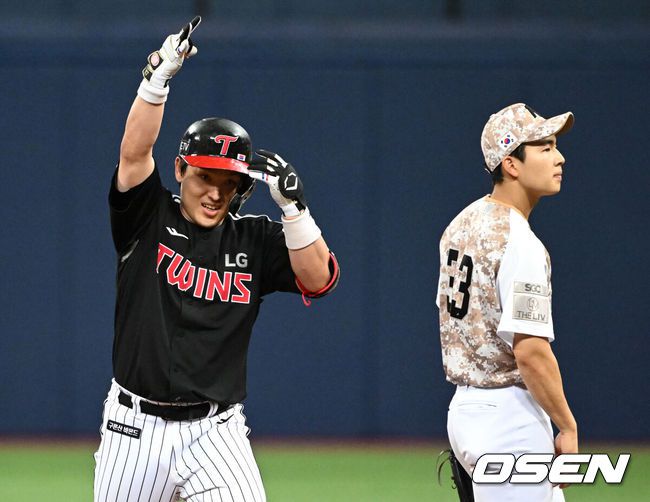 [OSEN=고척, 이대선 기자] 7일 오후 서울 고척스카이돔에서 ‘2023 신한은행 SOL KBO리그’ 키움 히어로즈와 LG 트윈스의 경기가 열렸다.12회초 2사 1,2루에서 LG 박동원이 우전 2타점 적시 2루타를 치고 환호하고 있다. 2023.06.07 /sunday@osen.co.kr