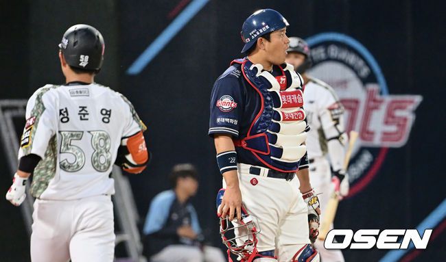 [OSEN=부산, 이석우 기자]롯데 자이언츠 유강남이 5회초 1사 1,3루 KT 위즈 정준영의 희생 번트로 역전을 허용하고 아쉬워하고 있다. 2023.06.07 / foto0307@osen.co.kr