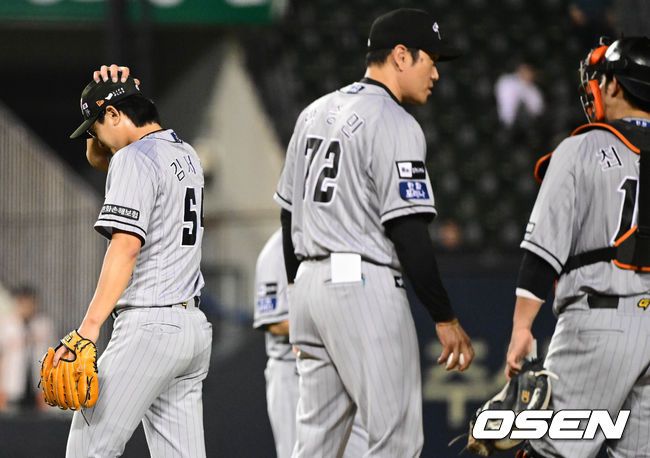 [OSEN=잠실, 조은정 기자]7회말 1사 1루 한화 김서현이 두산 이유찬에게 볼넷을 내준 뒤 교체되고 있다. 2023.06.07 /cej@osen.co.kr
