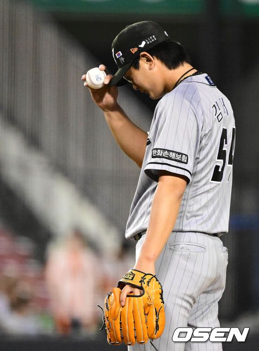 [OSEN=잠실, 조은정 기자] 7일 서울 잠실구장에서 2023 신한은행 SOL KBO리그 두산 베어스와 한화 이글스의 경기가 열렸다.7회말 1사 1루 한화 김서현이 두산 이유찬에게 볼넷을 내준 뒤 교체되고 있다. 2023.06.07 /cej@osen.co.kr