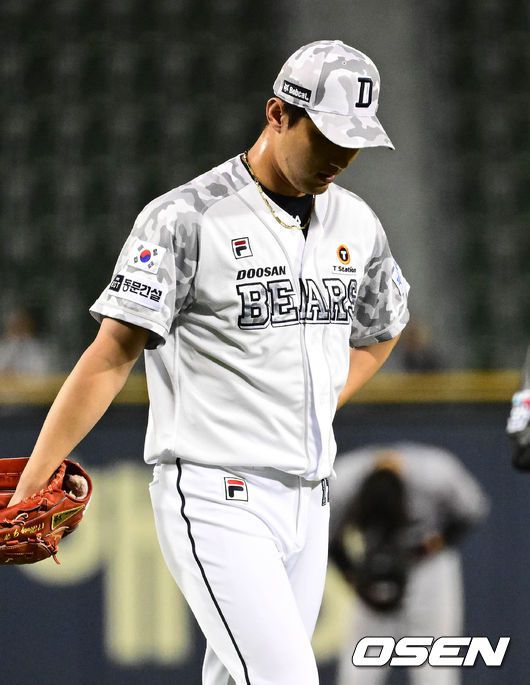[OSEN=잠실, 조은정 기자]9회초 무사 1,2루 두산 홍건희가 한화 정은원에게 안타를 허용하며 만루가 되자 교체되고 있다. 2023.06.08 /cej@osen.co.kr