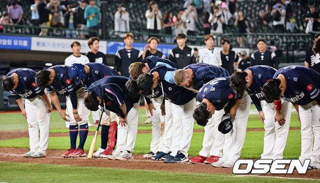 [OSEN=부산, 이석우 기자]연장 12회 혈투끝에 KT 위즈에 7-6으로 패한 롯데 자이언츠 선수들이 팬들에게 인사를 하고 있다. 2023.06.08 / foto0307@osen.co.kr