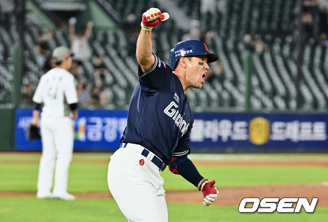 [OSEN=부산, 이석우 기자]롯데 자이언츠 전준우가 7회말 2사 좌월 동점 2점 홈런을 치고 포효하고 있다. 2023.06.08 / foto0307@osen.co.kr